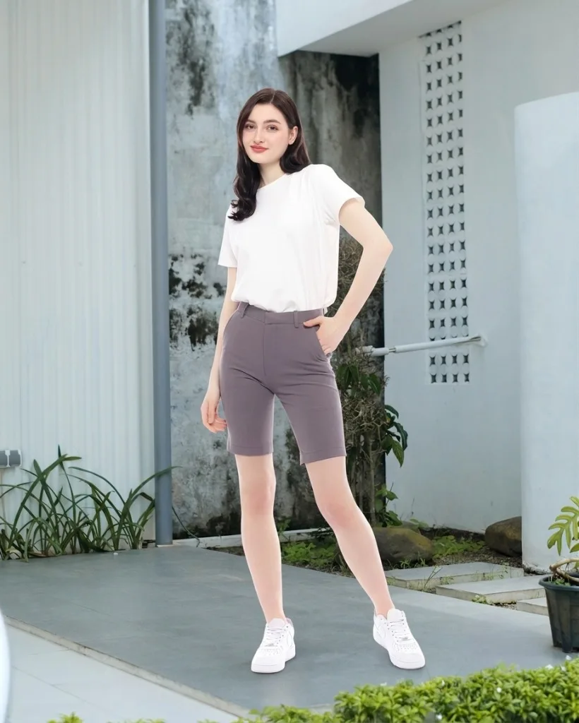 Eksplorasi Wisata dengan Short Pants Trendy